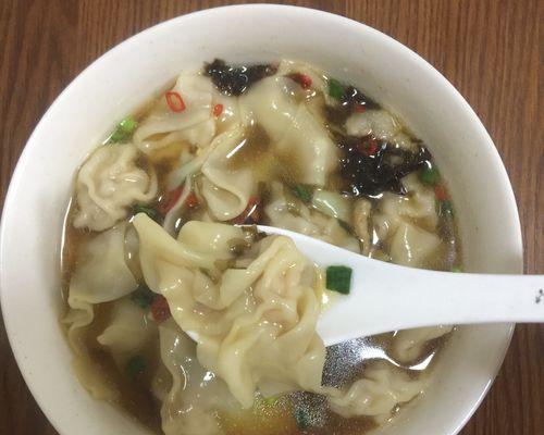 彩色小馄饨的制作方法（如何用彩色素材制作可口美味的小馄饨）