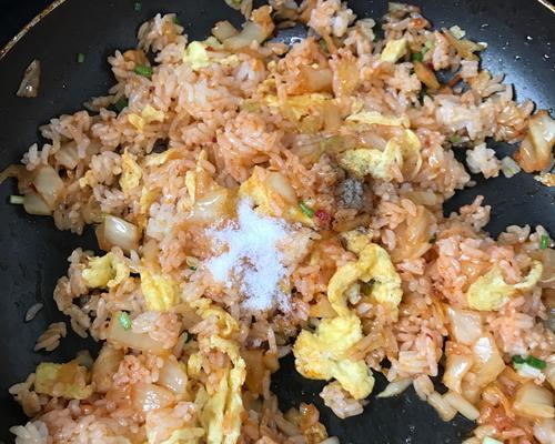 八宝炒饭——营养丰富的美食（如何制作营养丰富的八宝炒饭）