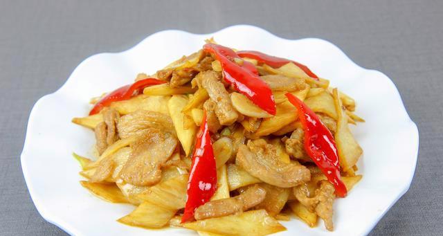 如何在家轻松制作美味的肉片炒茭白？步骤详解是什么？