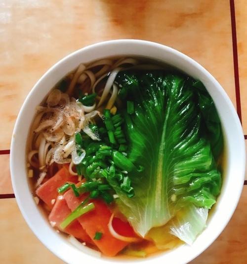清香美味的清汤面条制作技巧（用简单的配料）