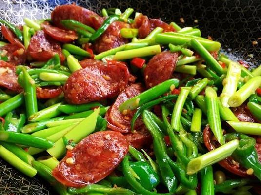 蒜苔炒腊肠怎么做？步骤详解及常见问题解答？  第3张