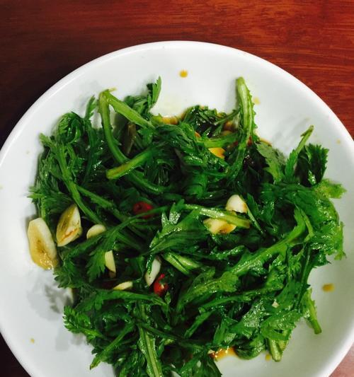 清爽健康的白灼豆芽茼蒿（一道营养丰富又美味可口的素菜佳肴）