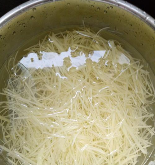 土豆丝榨广椒的做法是什么？如何快速掌握这道菜的技巧？  第3张