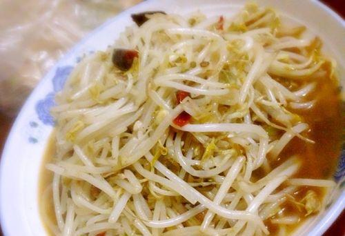 自发绿豆芽炒韭苔，清爽美味的春季素菜（简单易做）