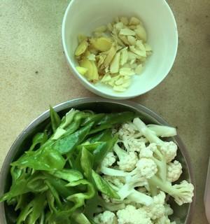 以青椒炒有机花菜，营养又美味（健康饮食从餐桌开始）