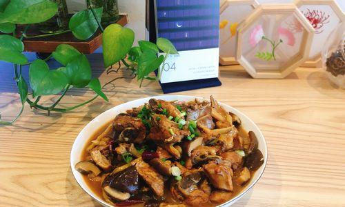 板栗香菇鸡焖饭的制作方法（让你轻松做出美味的家常菜肴）