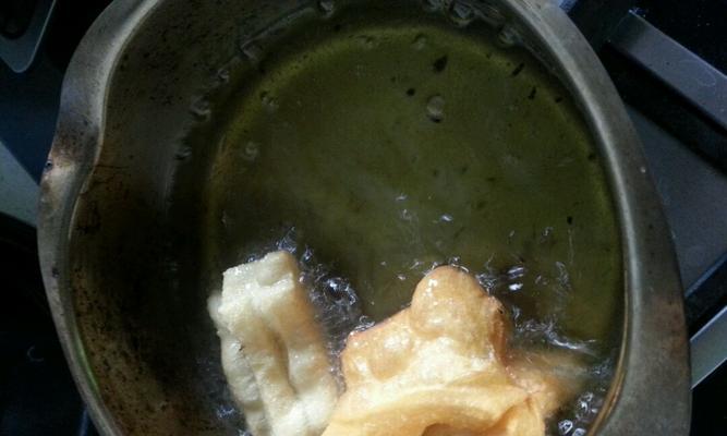 油条汤的制作方法（一份美味早餐）  第3张