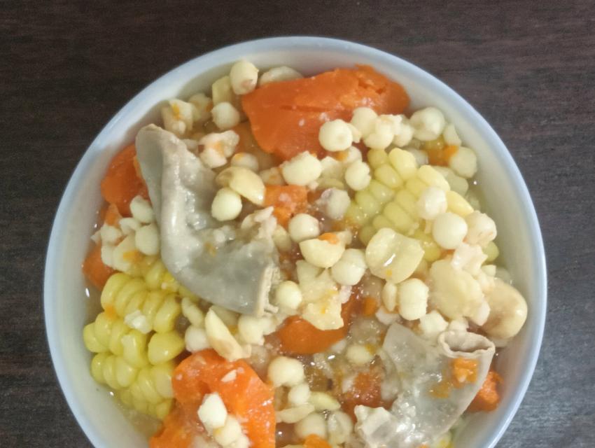 鲜芡实莲子百合糖水的制作方法（健康美味）  第3张