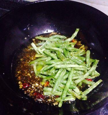 四季豆炒肉丁，健康美味一锅热（教你如何烹饪营养丰富的四季豆）