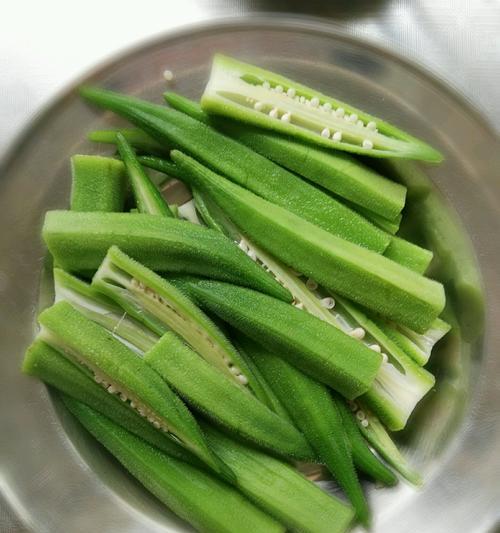 秋葵炒山核桃仁的做法（山珍佳肴）