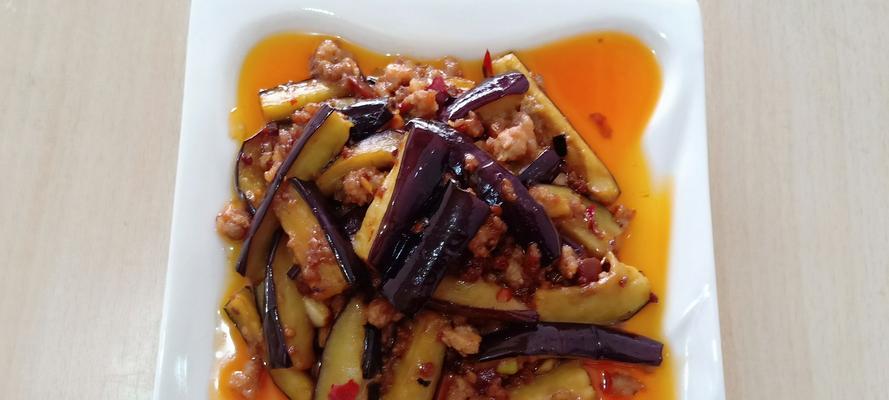 蒜泥西红柿拌茄子做法（口感丰富的家常美食）