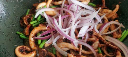 香辣鱿鱼烤土豆泥，美味又营养（口感丰富的融合美食）  第2张