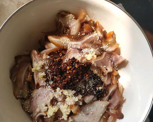 咸蛋黄猪耳怎么做？有哪些步骤和技巧？