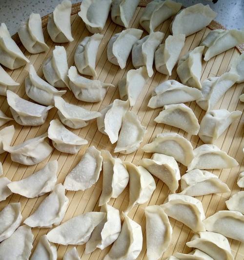 教你做一道美味的五花肉白菜香菇水饺（家常美食）