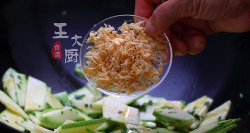 美味健康，以西葫芦炒海米的制作方法（健康饮食）  第3张