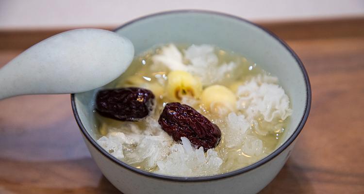 以银耳莲子红枣百合汤为主题的美食探索（滋补养生的美味佳肴）