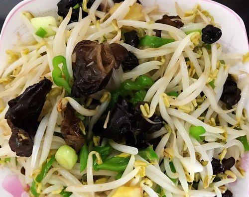 雪菜炒绿豆芽，清爽美味的夏日佳肴（雪菜和绿豆芽的碰撞）