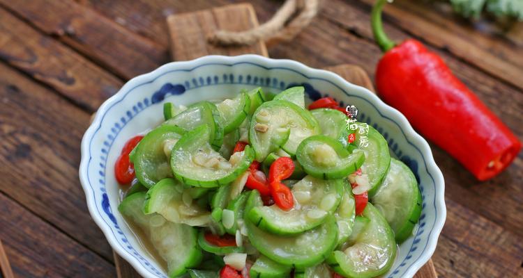 健康美味，轻松做出以蒜蓉丝瓜爱心蛋（用丝瓜打造爱心美食）