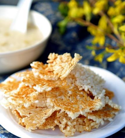 咸蛋黄柴火饭锅巴，一口满足的美味（教你如何制作美味的咸蛋黄柴火饭锅巴）