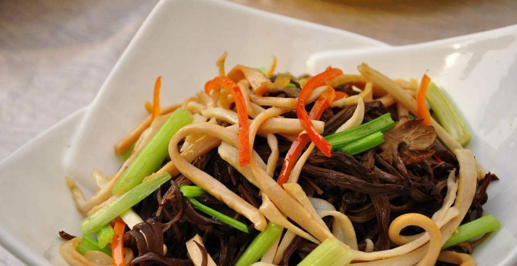 以素炒三丝为主题的健康饮食之道（三丝食材搭配及烹饪技巧）