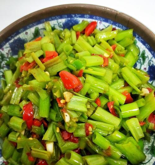 蒜爆空心菜梗的家常做法（清爽美味）  第2张