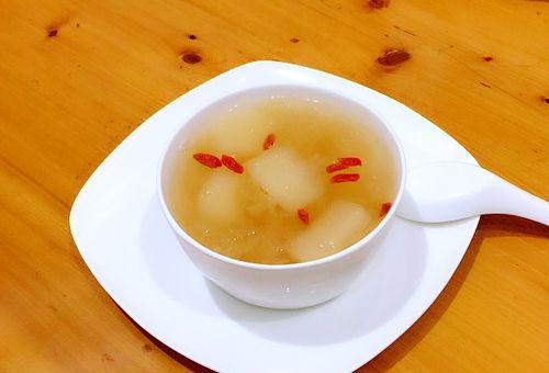 银耳雪梨莲子糖水的做法（清热润肺）