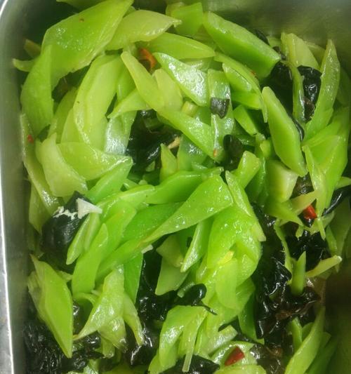 健康美味，以莴笋木耳肉片为主菜（清爽营养）  第2张