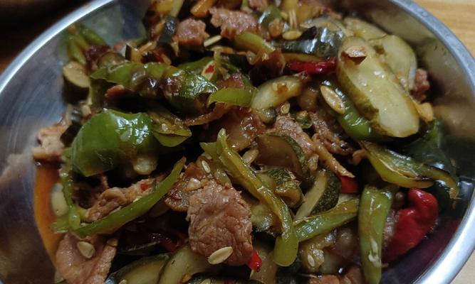 肉丝炒黄瓜钱的做法(家常下饭好选择)