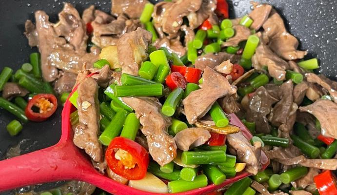 双椒蒜苔炒猪心，口感鲜嫩香辣（家常美食）
